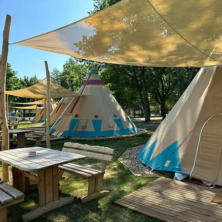 FalkenburgTipi Illinoisアパートメント エクステリア 写真