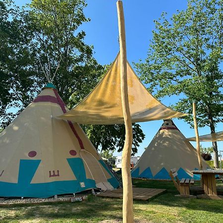 FalkenburgTipi Illinoisアパートメント エクステリア 写真